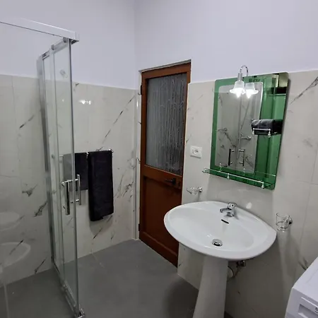 Adi's House Semesterbostad *