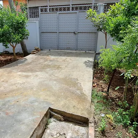 Semesterbostad Adi's House *