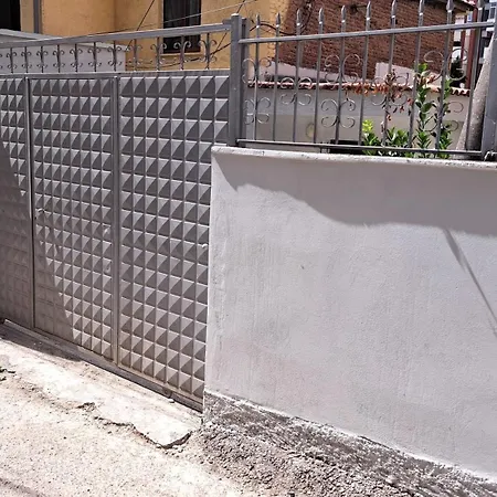 Semesterbostad Adi's House Tirana